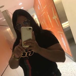 Meet your Posher, Elvia